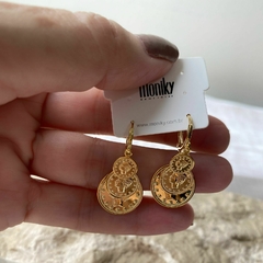 BRINCO MEDALHAS BANHADO A OURO SEMIJOIA - Semijoias Exclusivas Elegantes e de Qualidade Online I Moniky Joias
