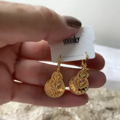 BRINCO MEDALHAS BANHADO A OURO SEMIJOIA - Semijoias Exclusivas Elegantes e de Qualidade Online I Moniky Joias