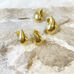 Imagem do BRINCO GOTA VÍRGULA PEQUENO BANHO OURO SEMIJOIA