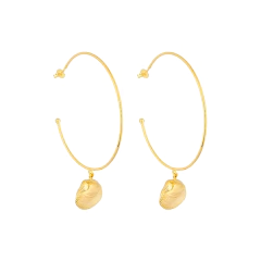 BRINCO ARGOLA COM CONCHA BANHO OURO SEMIJOIA