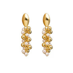 Brinco Cacho de Pérolas e Esferas Folheado a Ouro 18K — sofisticado, atemporal e elegante. na internet