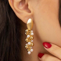 Brinco Cacho de Pérolas e Esferas Folheado a Ouro 18K — sofisticado, atemporal e elegante. - comprar online