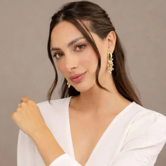 Brinco Cacho de Pérolas e Esferas Folheado a Ouro 18K — sofisticado, atemporal e elegante.