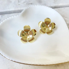 BRINCO FLOR MARGARIDA FOLHEADO A OURO 18K