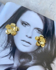 BRINCO FLOR MARGARIDA FOLHEADO A OURO 18K na internet