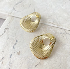 BRINCO REDE DESIGN CONTEMPORÂNEO FOLHEADO A OURO 18K na internet