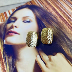 BRINCO RETANGULAR TEXTURIZADO FOLHEADO A OURO 18K na internet