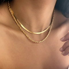 COLAR FITA LAMINADA FOLHEADO A OURO 18K - Semijoias Exclusivas Elegantes e de Qualidade Online I Moniky Joias