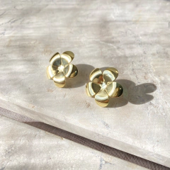 BRINCO FLOR MARGARIDA FOLHEADO A OURO 18K - Semijoias Exclusivas Elegantes e de Qualidade Online I Moniky Joias
