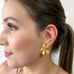 BRINCO GOTA ORGÂNICA ONDULADA BANHO OURO SEMIJOIA - Semijoias Exclusivas Elegantes e de Qualidade Online I Moniky Joias
