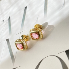 BRINCO QUADRADO COM PEDRA ROSA CRISTAL FOLHEADO A OURO