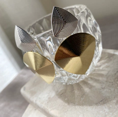 Brinco Piramidal Geométrico Bicolor Folheado a Ouro 18k e Prata 925 - Semijoias Exclusivas Elegantes e de Qualidade Online I Moniky Joias