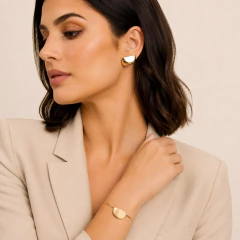 BRINCO SEMICÍRCULO METAL LISO COM ZIRCÔNIA FOLHEADO A OURO