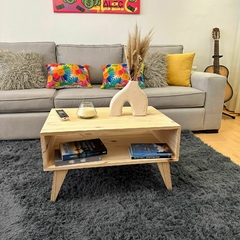 Mesa ratona retro con espacio.