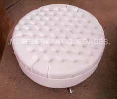 Banqueta Puff redondo capitoné con patas de metal tapizado en pana cuero vinílico ecocuero cuerina color blanco (PG107M) en internet