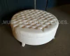 Puff redondo capitoné con patas de madera e hilera de tachas (PG109M)