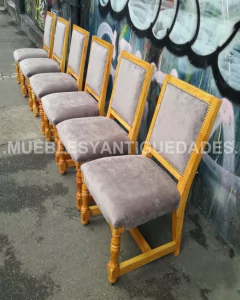 Silla estilo inglés en madera de paraíso con tapizado en pana sintética, detalles de tachonado en bronce y patas torneadas (SI104M)