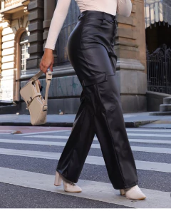 Calça Wide Leg Cargo Couro fake na internet