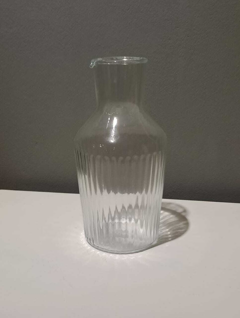 Botella de vidrio con rayas