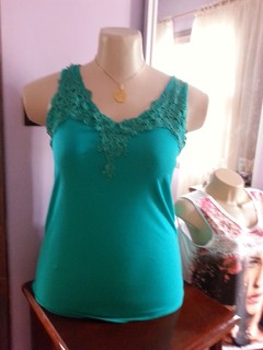 blusa regata em malha com aplicação em renda.
