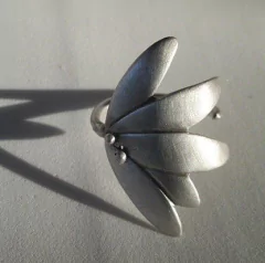 ANILLO FLOR DE LOTO DE PLATA REGULABLE en internet