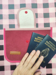 Sobre de lona cherry botón - tienda online