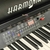 Piano Digital Harmonia HS 88 Roma, mostrando o painel de controle com teclas brancas e pretas.