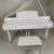 Piano digital de Cauda Medeli Grand 510 semi cauda branco com banco estofado ao lado.