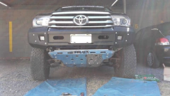 Bumper Paragolpe Reforzado Negro Toyota Hilux 2016+ - comprar online