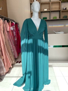 PRIMEIRA LOCAÇÃO Vestido em crepe com mangas e capa