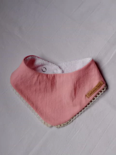 Babero bandana con puntilla rosa - comprar online