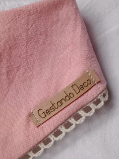 Babero bandana con puntilla rosa