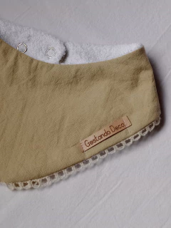 Babero bandana con puntilla arena