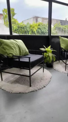 OUTLET - JUEGO DE 2 SILLONES DE HIERRO NEGRO + ALMOHADÓNES + MESA - VHome