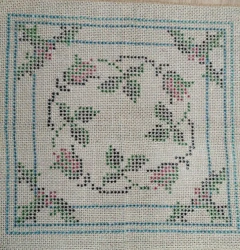 TJ-100 Tela em juta pintada p/ bordar arraiolos - Almofada Rosas 0,50x0,47 - comprar online