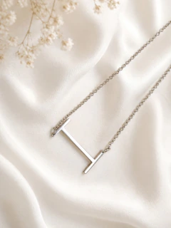 Collar con maxi dije de inicial - tienda online