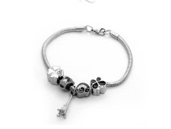 Pulsera tipo Pandora con dijes .