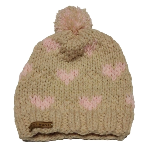 Gorro BEIGE CON CORAZONES ROSAS