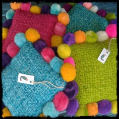 Almohadón cuadrado con pompones 20x20 cm - colores vivos - online store