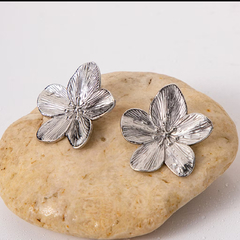 Brinco Flor floral prata inox
