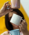 Taza de cerámica nacarada blanca