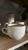 Taza de cerámica esgrafiada