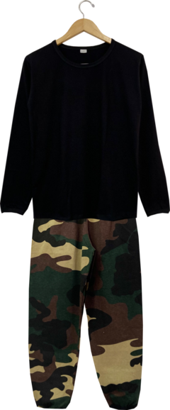 Pijama longo para menino com estampa camuflada em tons de verde e marrom.