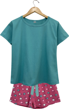 Pijama curto para menina com estampa de corações, camiseta verde agua e shorts estampado.