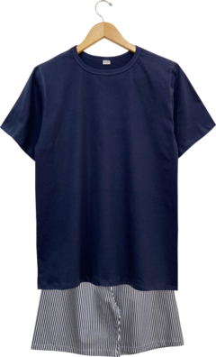 Pijama masculino curto tricoline listrado em cores azul marinho e listras brancas.
