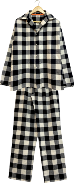 Pijama masculino de flanela xadrez preto e branco, composto por camisa de botões e calça xadrez
