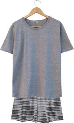 Pijama curto listrado marinho mescla para menino, com camiseta cinza e shorts listrado.