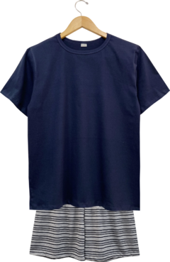 Pijama masculino curto listrado em azul marinho com camiseta e short listrado.