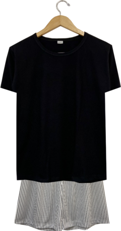 Pijama masculino curto listrado preto e branco, composto por uma camiseta preta e shorts listrados.