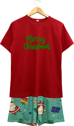 Pijama feminino de Natal com estampa de Papai Noel e mensagens festivas.